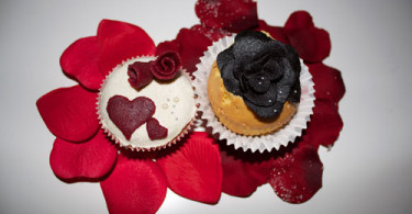 Bikd von fertigen Valentinstag Cupcakes