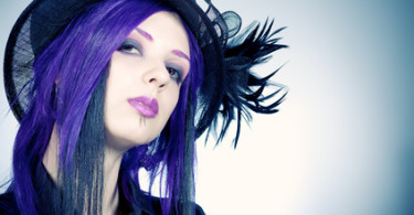 Gothic Girl mit lila Haarfarbe