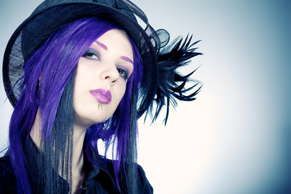 Gothic Girl mit lila Haarfarbe
